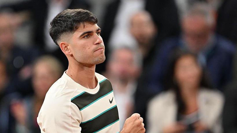 Alcaraz loses a set to Marozsan but advances to the third round at Roland Garros
