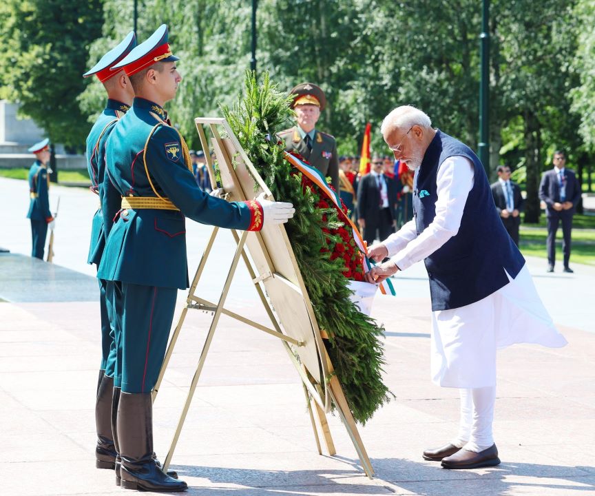 The Prime Minister honors at the 'Tomb of the Unknown Soldier' in Moscow.
