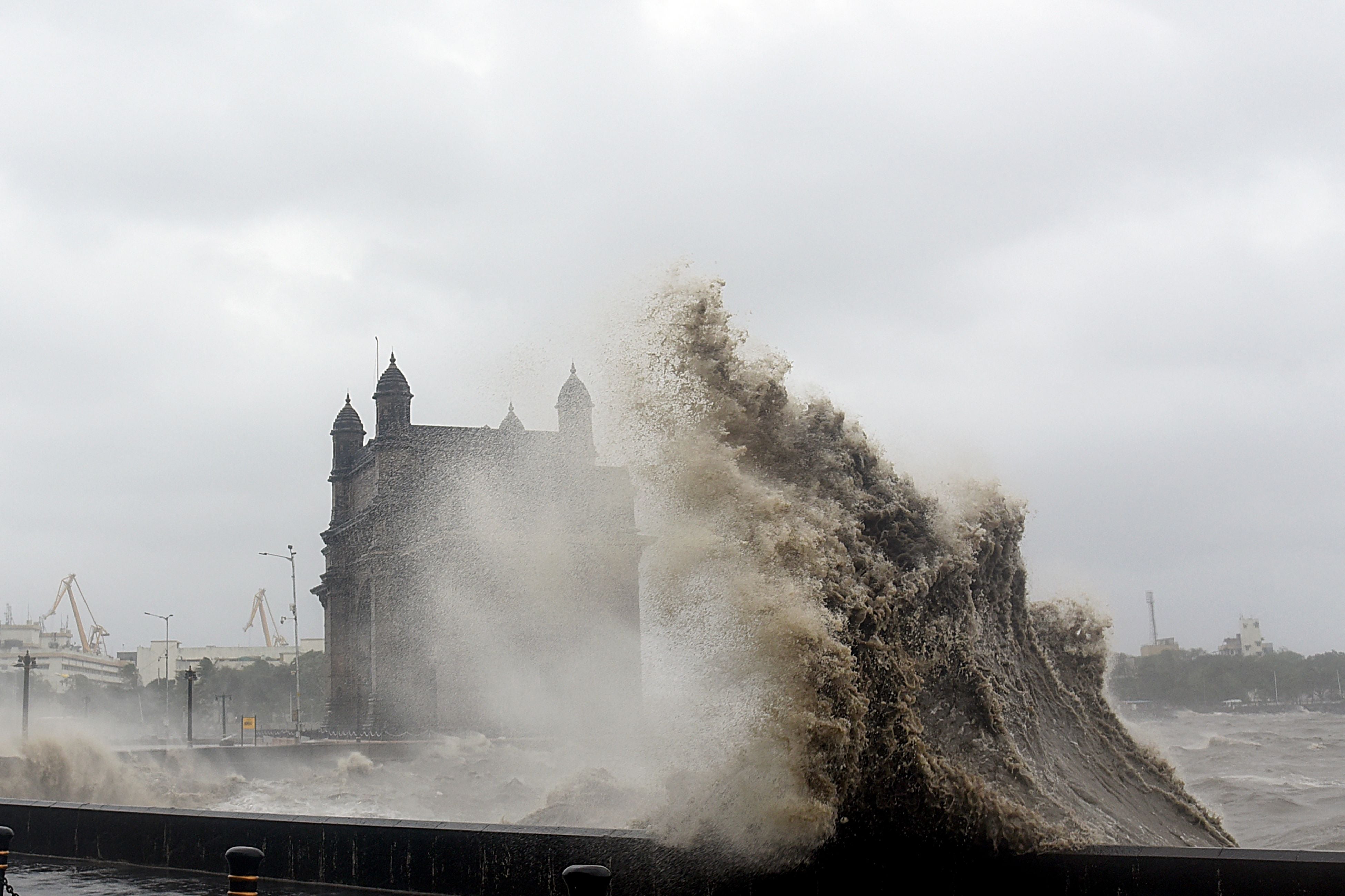 Mumbai under cyclone alert
