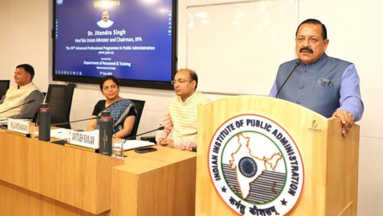Chairman of the Indian Institute of Public Administration (IIPA), Dr. Jitendra Singh engaged in dialogue with distinguished senior officers from the Army, Navy, Air Force, and Civil Services during the auspicious 50th (Golden) Advanced Professional Programme in Public Administration (APPA).