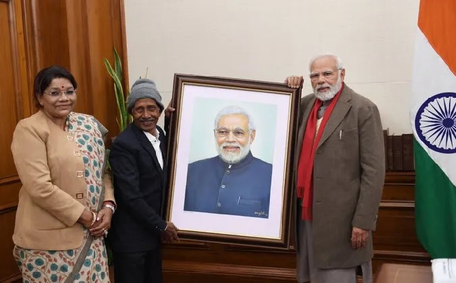 PM meets with an artist from Chhattisgarh