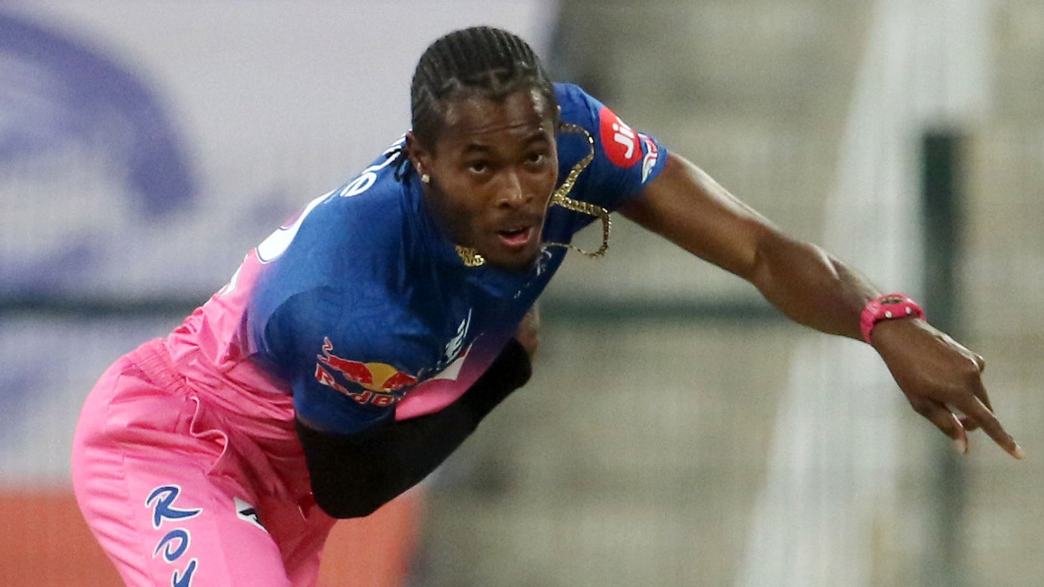 Jofra Archer spotted napping under a blanket during RR's innings, then woke up and unleashed fury on PBKS.